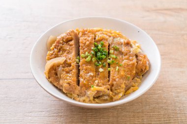 Kızarmış domuz pirzolası kasesi (Katsudon) - Japon yemek tarzı