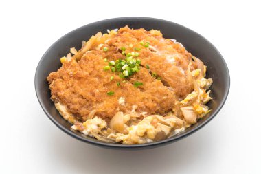 Beyaz arka plan üzerinde izole kızarmış domuz pirzola ekmek kapısı (Katsudon)