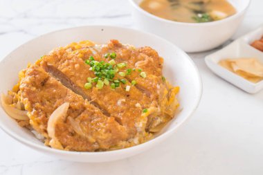 Kızarmış domuz pirzolası kasesi (Katsudon) - Japon yemek tarzı