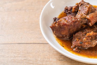 herb - Phuket Tayland geleneksel gıda tarzı ile domuz eti güveç