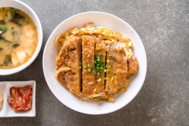 Kızarmış domuz pirzolası kasesi (Katsudon) - Japon yemek tarzı