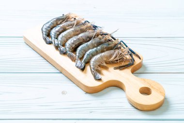 kesme tahtası üzerinde taze mavi karides