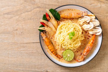 Baharatlı karides spagetti makarna (Tom Yum Goong) - İtalyan Füzyon gıda tarzı