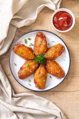 Beyaz susamlı ızgara tavuk kanadı.