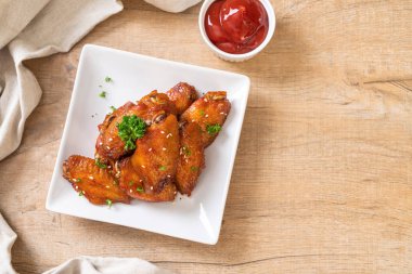 Beyaz susamlı ızgara tavuk kanadı.