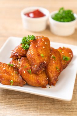 Beyaz susamlı ızgara tavuk kanadı.