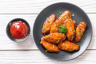 Beyaz susamlı ızgara tavuk kanadı.