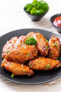 Beyaz susamlı ızgara tavuk kanadı.