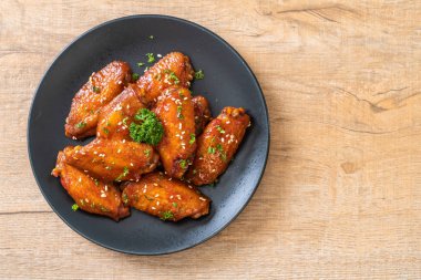 Beyaz susamlı ızgara tavuk kanadı.