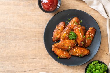 Beyaz susamlı ızgara tavuk kanadı.