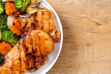 çukurunu tavuk göğsü biftek sebze (brokoli, havuç, soğan ile)