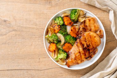 çukurunu tavuk göğsü biftek sebze (brokoli, havuç, soğan ile)