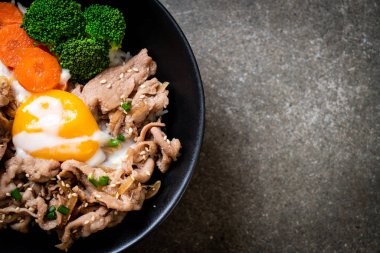 Donburi, domuz eti Pilav kasesi onsen yumurta ve sebze - Japon gıda tarzı