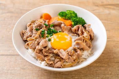 Donburi, domuz eti Pilav kasesi onsen yumurta ve sebze - Japon gıda tarzı