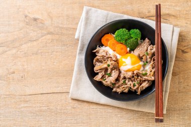 Donburi, domuz eti Pilav kasesi onsen yumurta ve sebze - Japon gıda tarzı