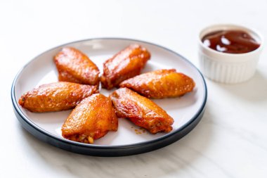 Barbekü tavuk kanadı sosu ile