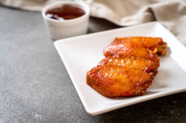 Barbekü tavuk kanadı sosu ile