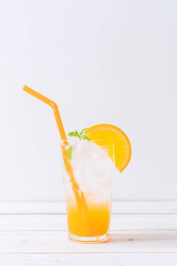 yanında da soda ahşap masa portakal suyu