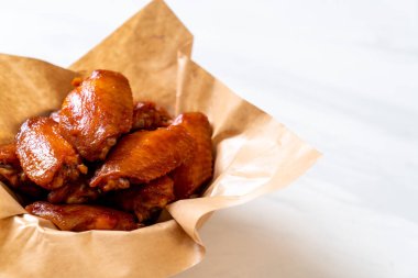 Barbekü tavuk kanadı sosu ile