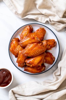 Barbekü tavuk kanadı sosu ile