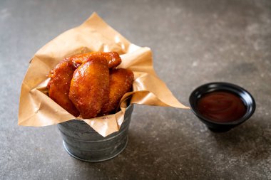 Barbekü tavuk kanadı sosu ile