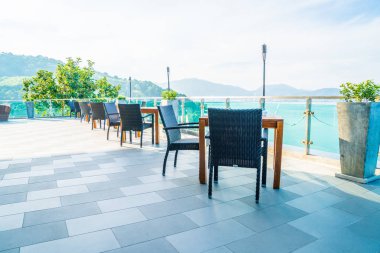 boş veranda sandalye ve masa deniz görünümü arka plan ile