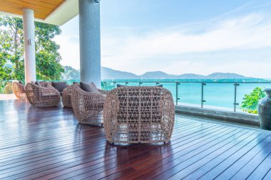 boş veranda sandalye ve masa deniz görünümü arka plan ile