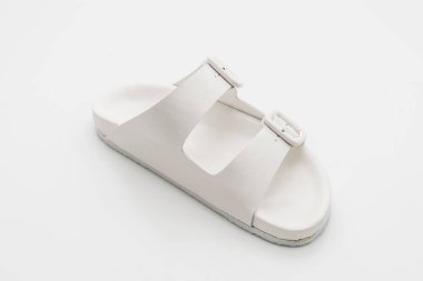 Kadınlar beyaz arka plan üzerinde izole sandalet deri