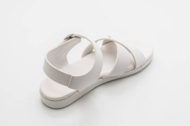 Kadınlar beyaz arka plan üzerinde izole sandalet deri