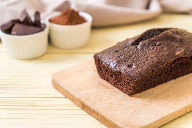 ahşap zemin üzerine çikolatalı browni kek