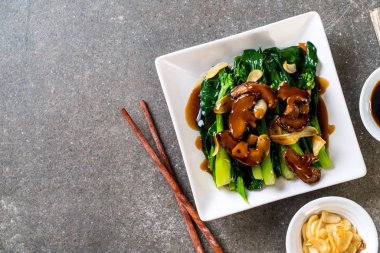 Sarımsaklı istiridye soslu kızarmış Hong Kong Kale heyecan