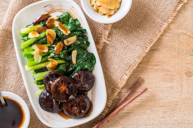 Sarımsaklı istiridye soslu kızarmış Hong Kong Kale heyecan