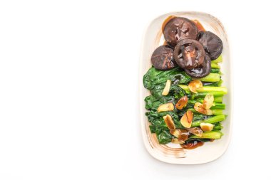 Beyaz arka plan üzerinde izole sarımsaklı istiridye soslu kızarmış Hong Kong Kale heyecan