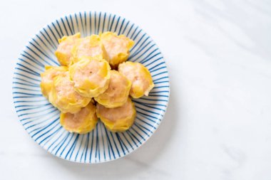 Çin karides pişmiş hamur tatlısı - Asya gıda tarzı