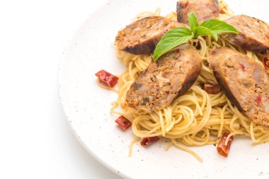Beyaz arka plan üzerinde izole tavada kızartılmış spagetti Sai Aua (Notrhern Tay acılı sosis) ile