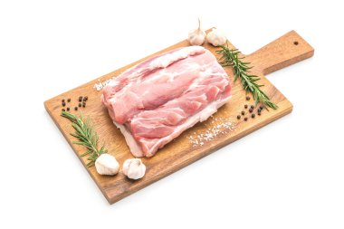 Beyaz arka planda izole edilmiş taze domuz filetosu.
