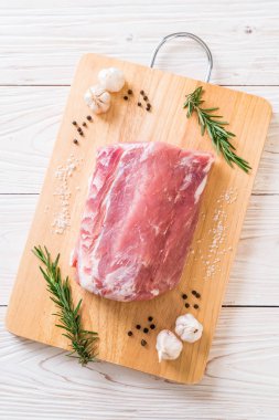 taze domuz ham filetosu ahşap tahta üzerinde