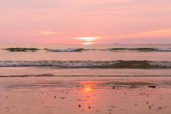 Playa Tropical Con Puesta Sol Hermoso Cielo — Foto de Stock