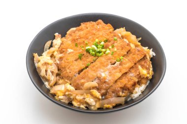 Beyaz arka plan üzerinde izole kızarmış domuz pirzola ekmek kapısı (Katsudon)