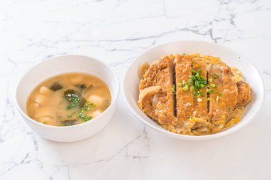 Kızarmış domuz pirzolası kasesi (Katsudon) - Japon yemek tarzı