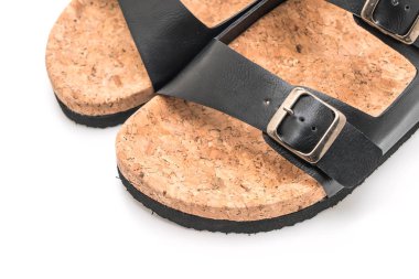 Beyaz arka planda izole erkek deri sandaletleri.