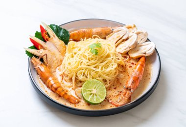Baharatlı karides spagetti makarna (Tom Yum Goong) - İtalyan Füzyon gıda tarzı