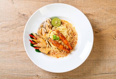 Baharatlı karides spagetti makarna (Tom Yum Goong) - İtalyan Füzyon gıda tarzı