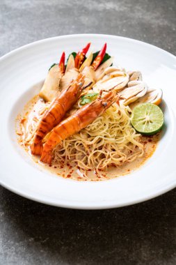 Baharatlı karides spagetti makarna (Tom Yum Goong) - İtalyan Füzyon gıda tarzı