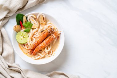 Baharatlı karides udon ramen noodle (Tom Yum Goong) - Japon füzyon gıda tarzı