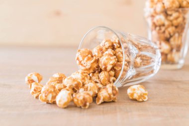 Patlamış Mısır ile karamel kase