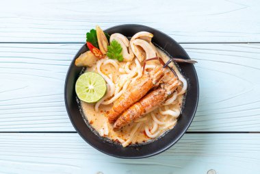 Baharatlı karides udon ramen noodle (Tom Yum Goong) - Japon füzyon gıda tarzı