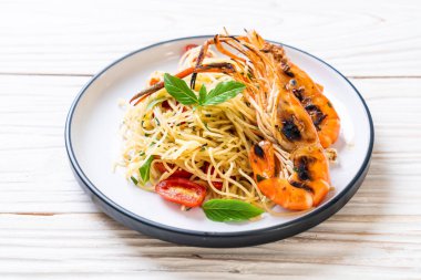 ızgara karides ve domates - İtalyan Füzyon gıda tarzı ile tavada kızartılmış spagetti