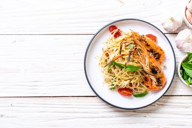 ızgara karides ve domates - İtalyan Füzyon gıda tarzı ile tavada kızartılmış spagetti