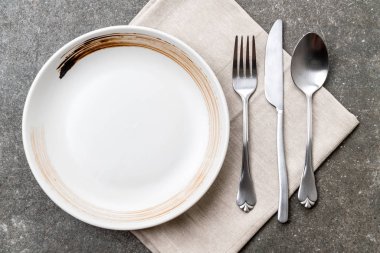 boş tabak kaşık çatal ve bıçak masada